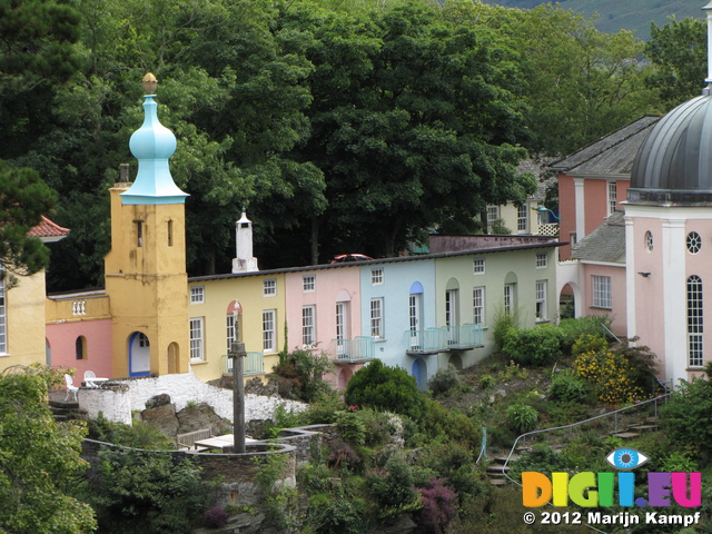 SX23641 Colourfull houses in Portmeirion